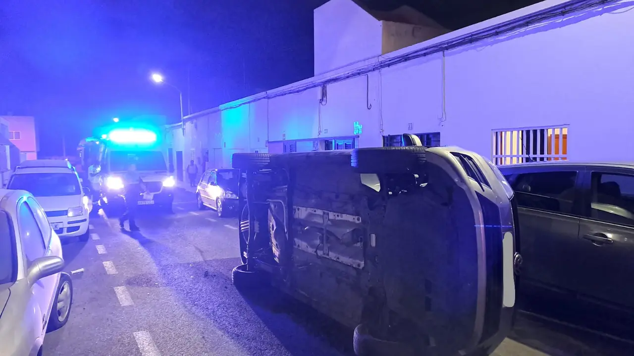 Coche volcado en Arrecife