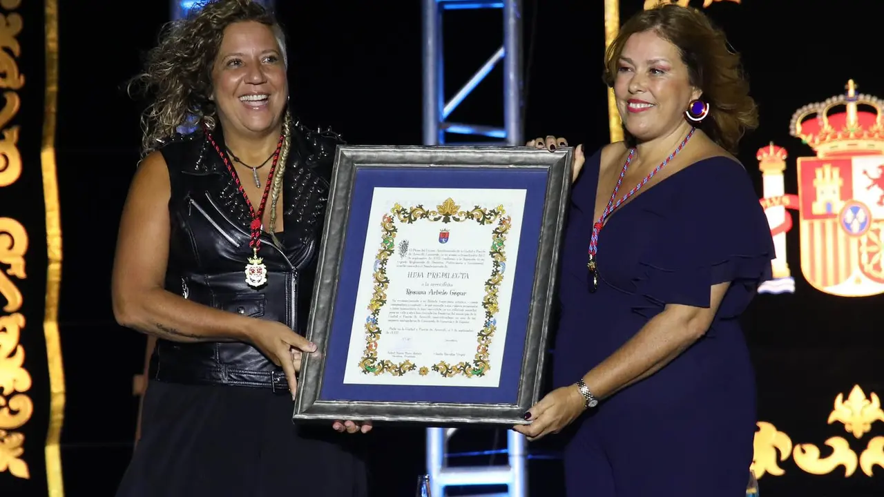 Rosana recibe el título de manos de la alcaldesa de Arrecife