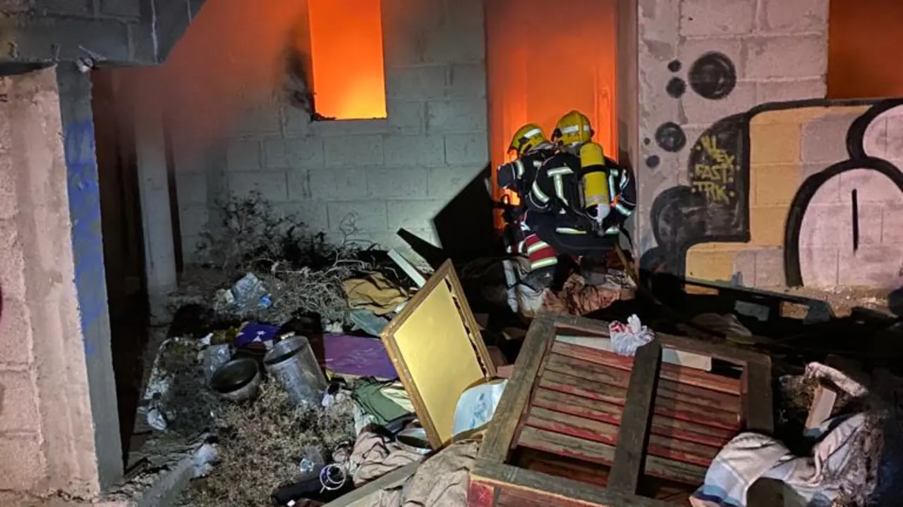 Un momento de la intervención de los bomberos en el incendio