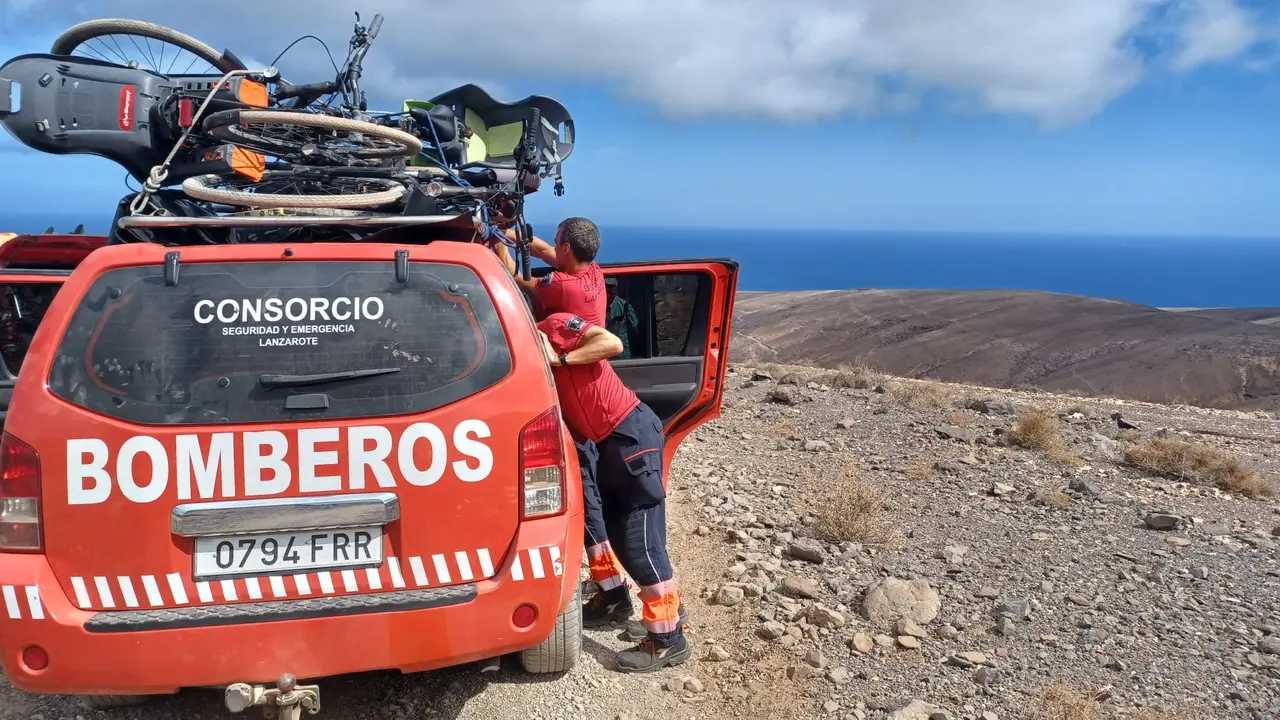 Bomberos auxiliando ciclistas