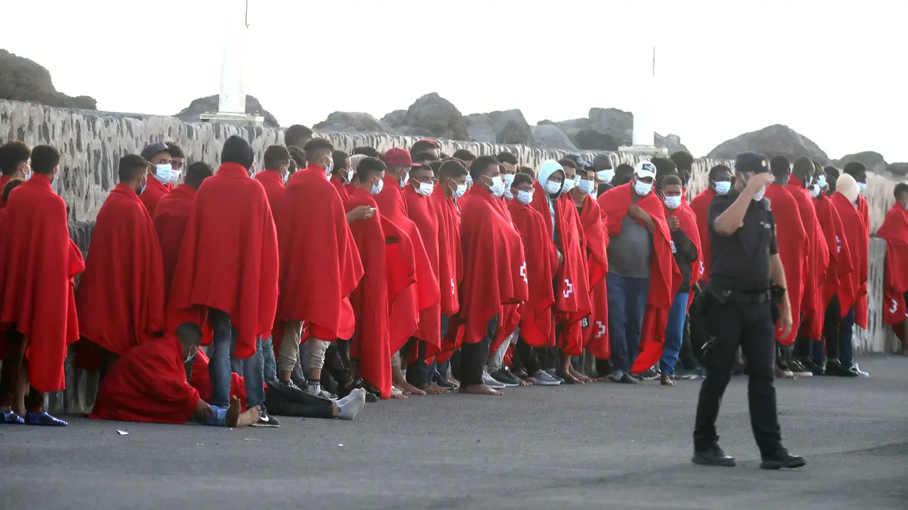 Personas migrantes llegadas a la isla (FOTO: Jos&eacute; Luis Carrasco)