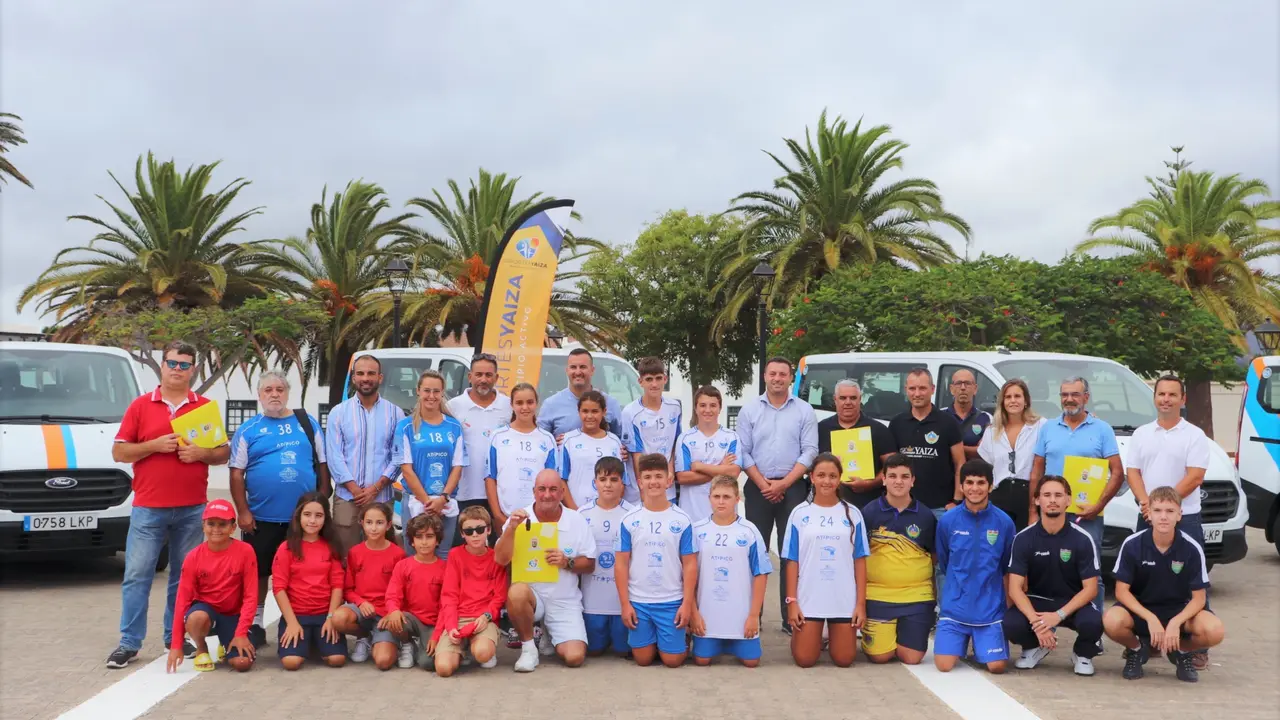 Foto de familia clubes y representantes públicos