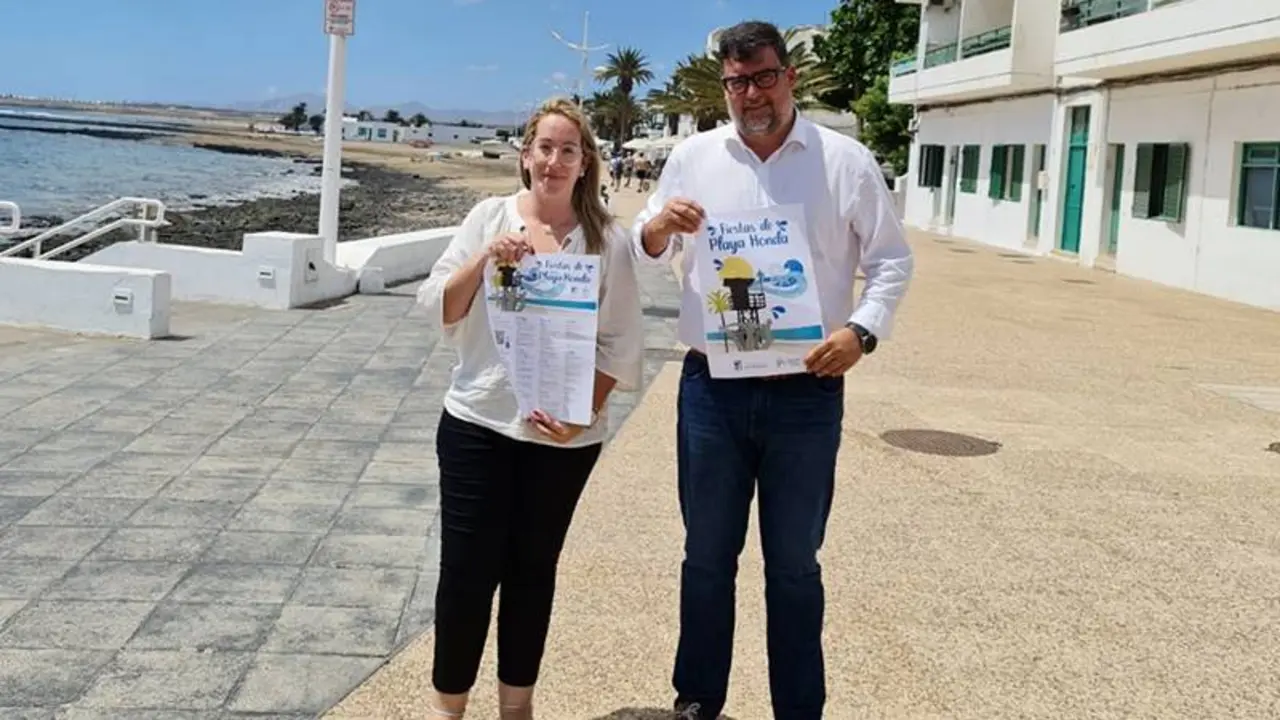 El alcalde y la concejal de Fiestas, con el programa de Playa Honda