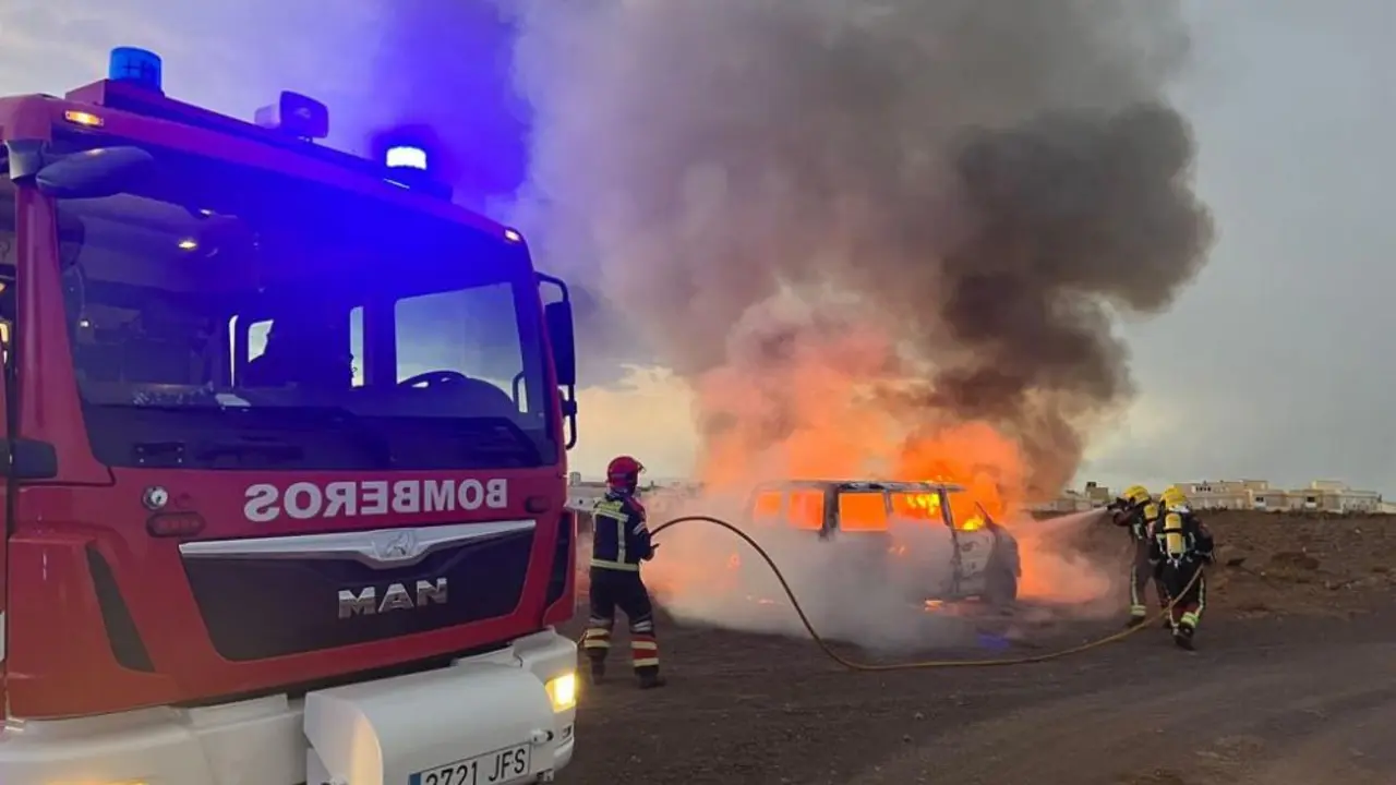 Los bomberos sofocan el incendio en el coche