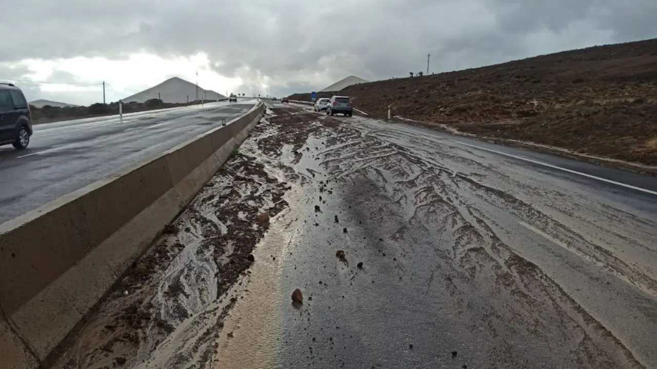 Carretera a San Bartolom&eacute; afectada por las lluvias