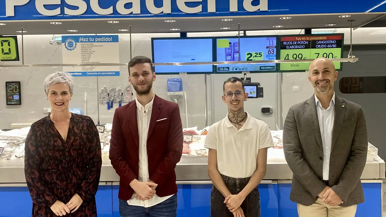 Carlos Garc&iacute;a, director de Marketing y Comunicaci&oacute;n de HiperDino, y Virginia &Aacute;vila, directora de la Fundaci&oacute;n DinoSol, junto a Mario y Roberto, alumnos becados