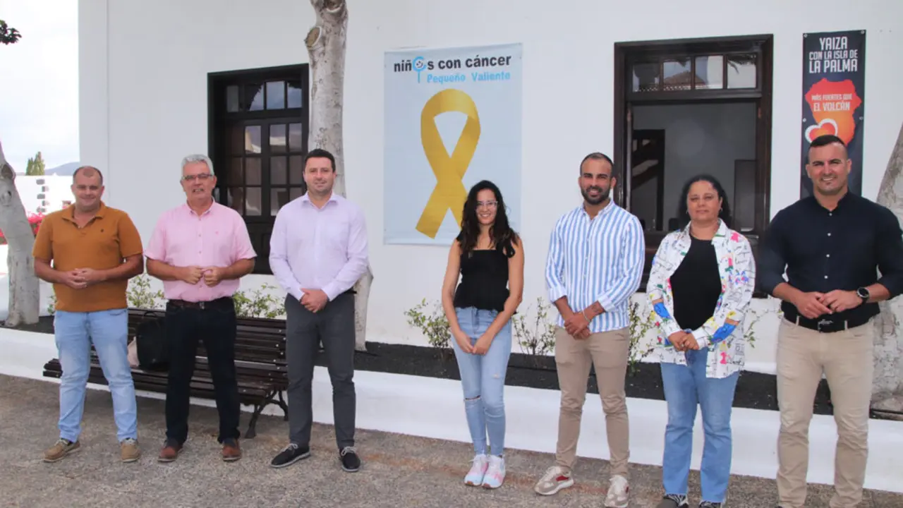 Representantes de Peque&ntilde;o Valiente y del Ayuntamiento de Yaiza