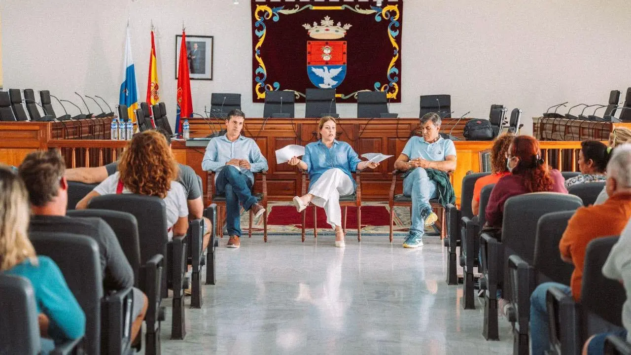 Astrid Pérez en una reunión con vecinos en el salón de plenos