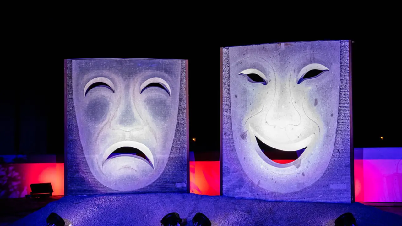 Inauguración de la escultura a la comedia en San Bartolomé