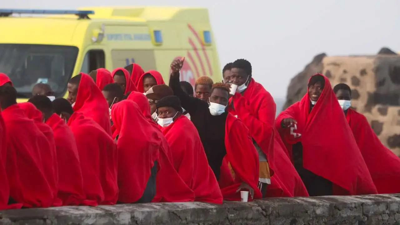 FOTO: Jos&eacute; Luis Carrasco. Patera llegada el 5 de octubre al antiguo Muelle Comercial de Arrecife