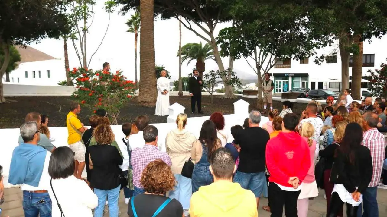 Yaiza pasea su historia por las calles del pueblo