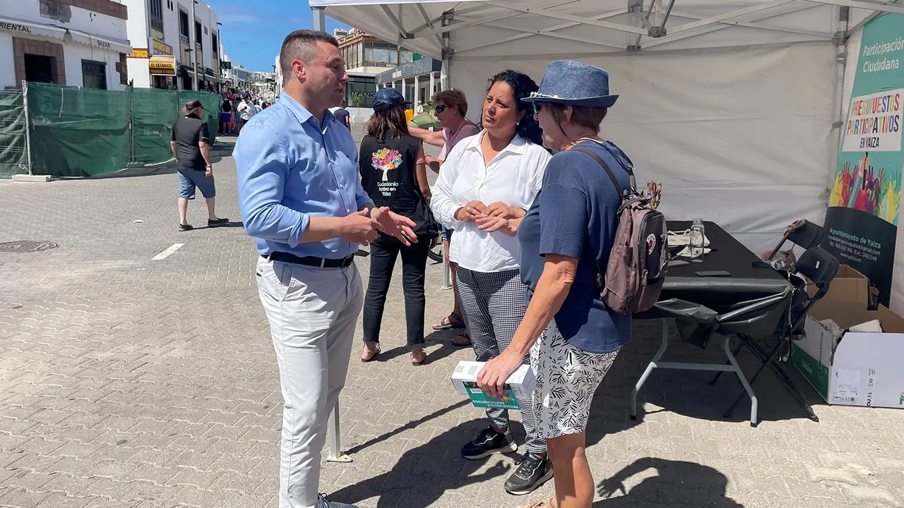 El alcalde de Yaiza en una jornada informativa en la calle Limones