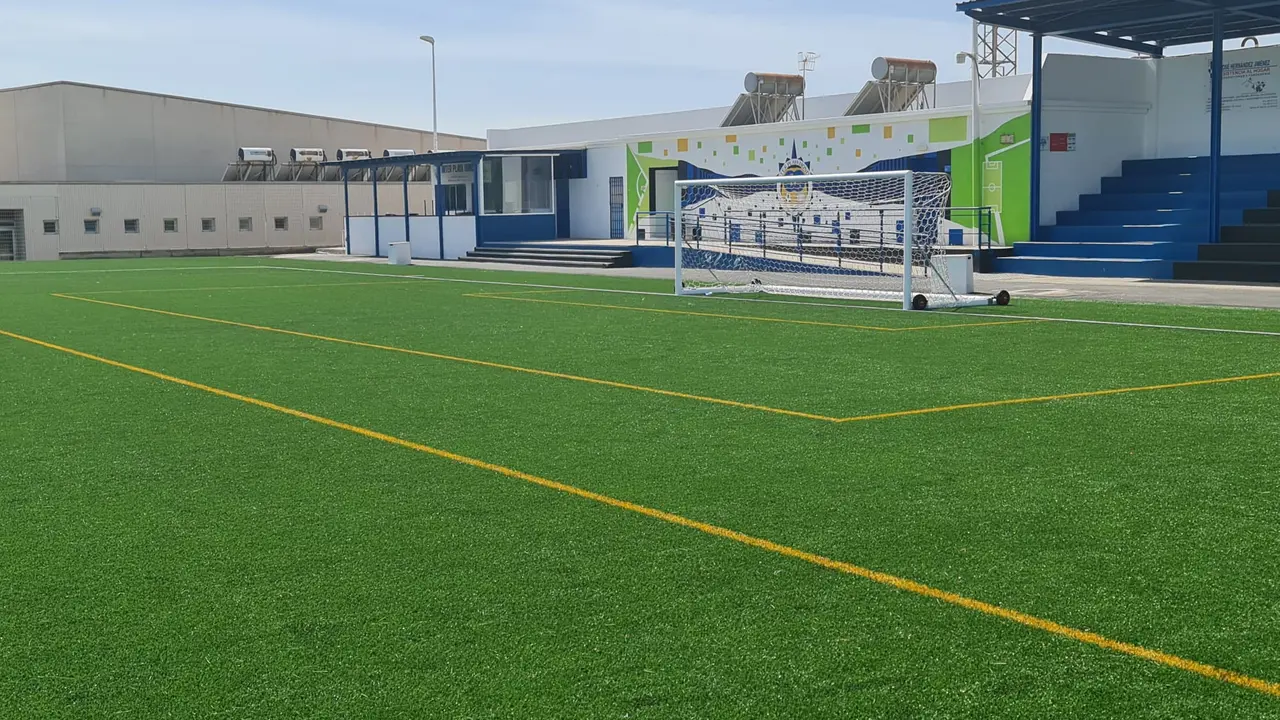 Campo de fútbol de Playa Honda con nuevo césped