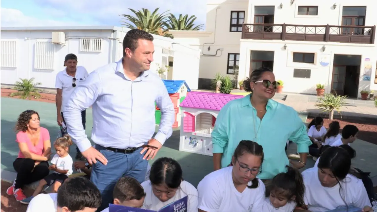El alcalde de Yaiza junto a la vicedirectora Raquel Rodr&iacute;guez en una actividad municipal de cultura.