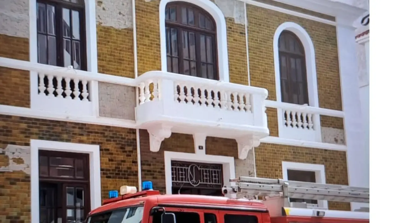 Caída de cascotes en la Casa Amarilla, el antiguo Cabildo