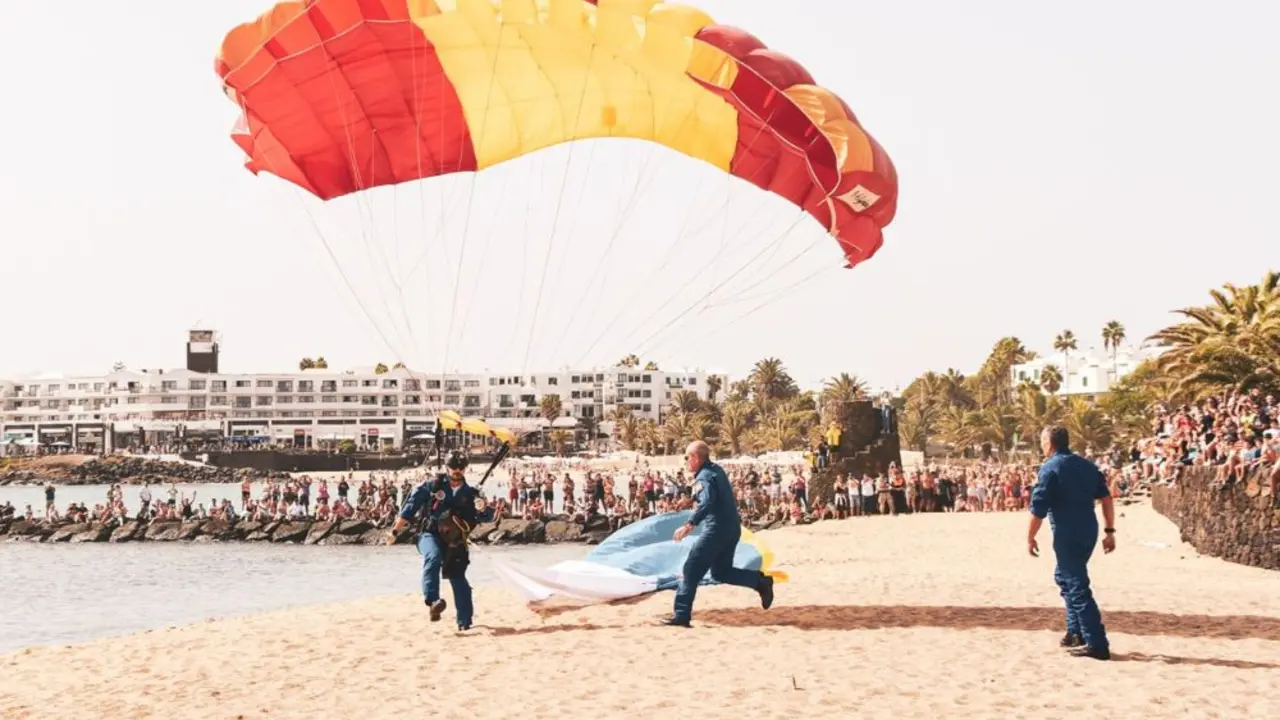 Patrulla Acrobática Paracaidista en Costa Teguise