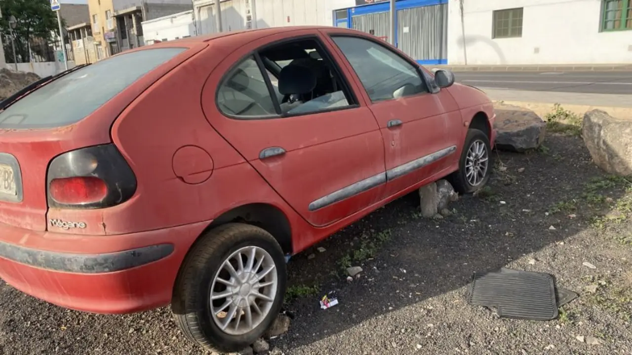 Vehículo abandonado en el barrio de Titerroy