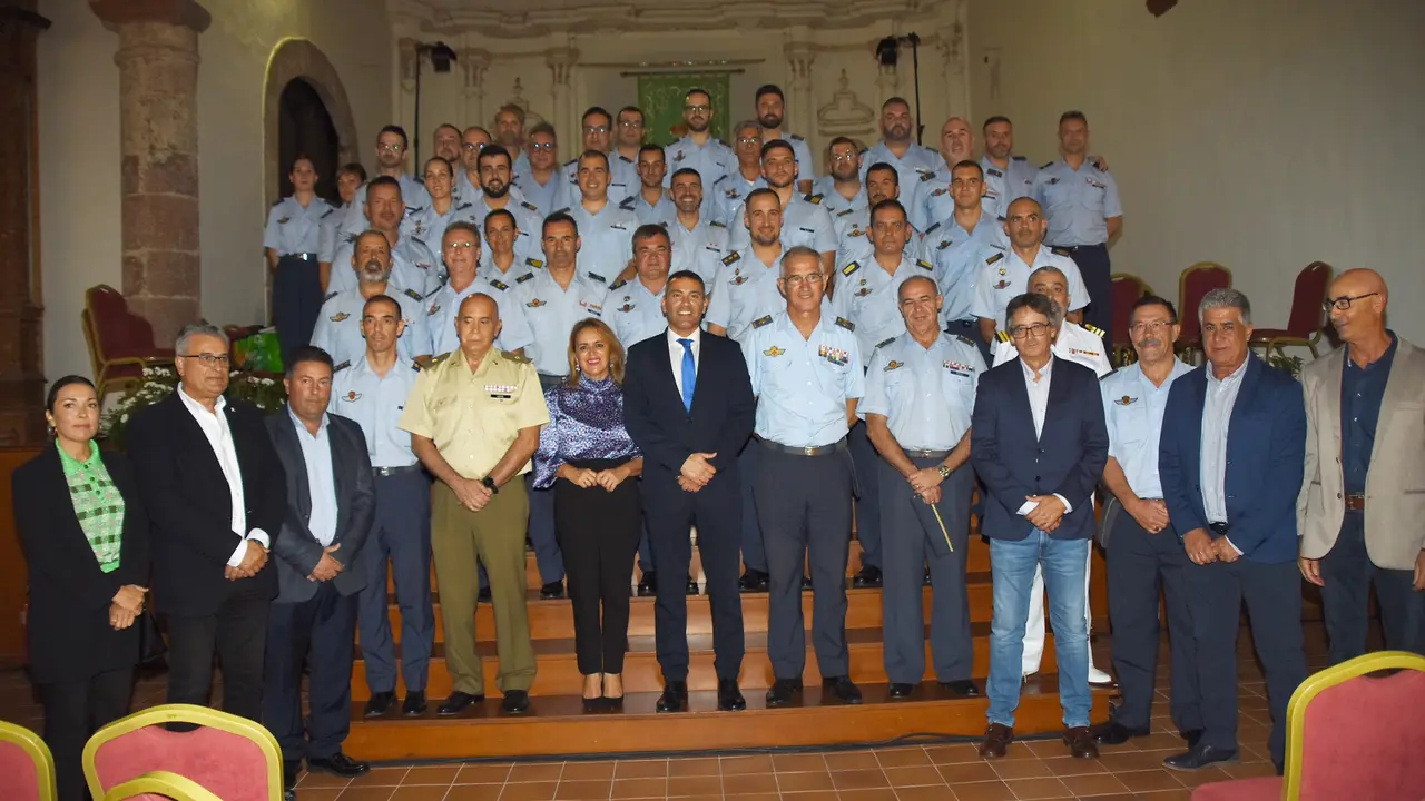El grupo de gobierno de Teguise junto a militares del Ejército del Aire y el Espacio