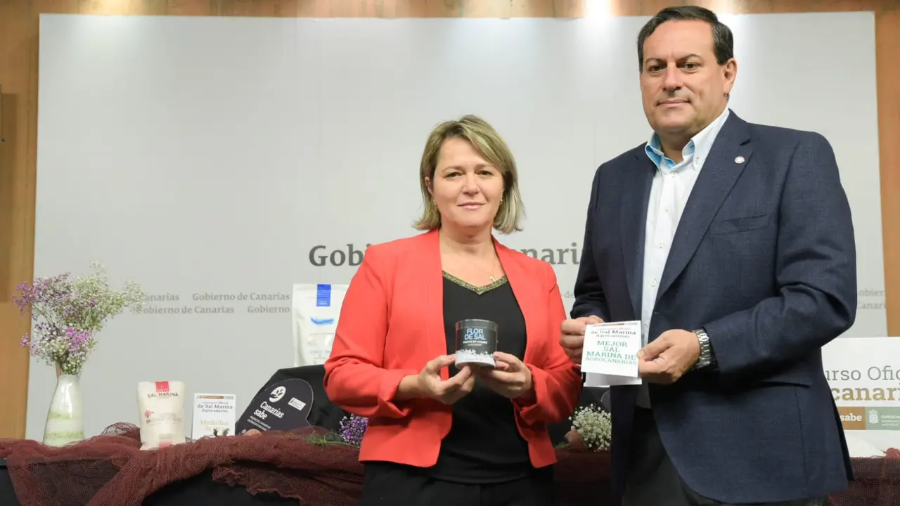 La consejera Alicia Vanoostende y el director del ICCA, Basilio Pérez, dan a conocer la mejor sal de Canarias