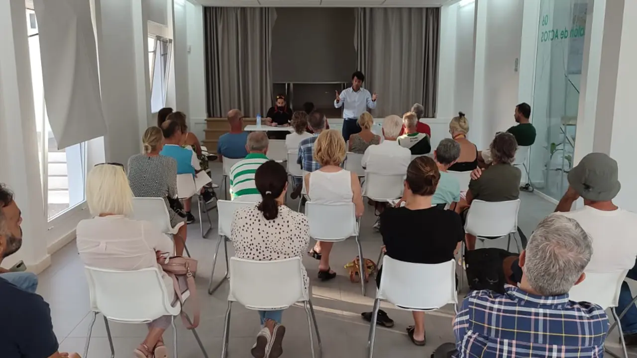 Encuentro de Marcos Bergaz con los vecinos de Costa Teguise