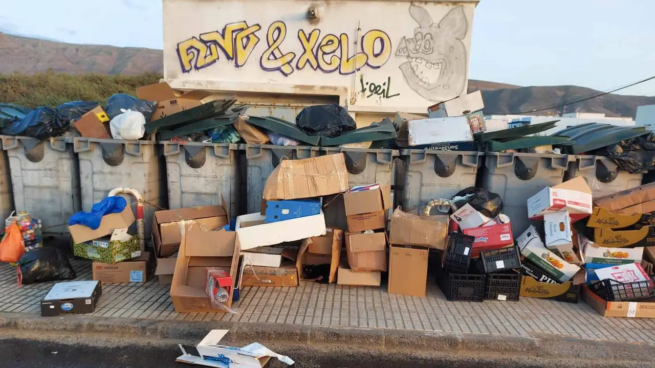 Contenedores de basura en Famara