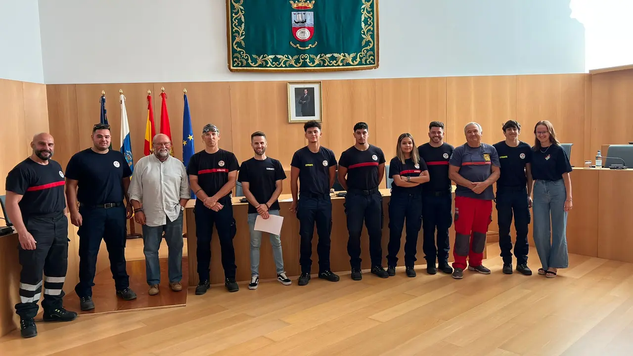 Foto de familia tras la firma del convenio