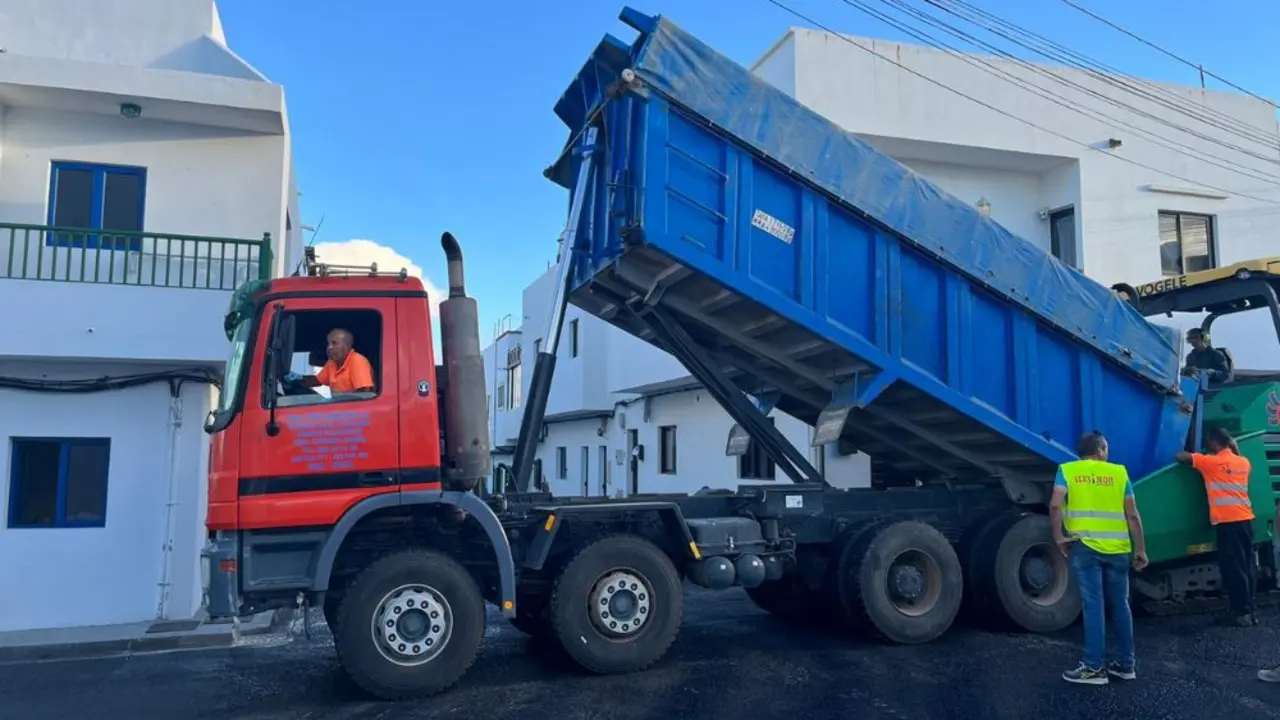 Asfaltado de una calle de Tinajo