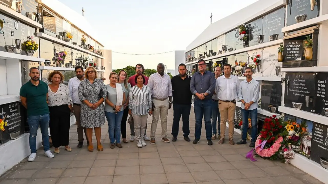 Ofrenda floral a Alexis Tejera