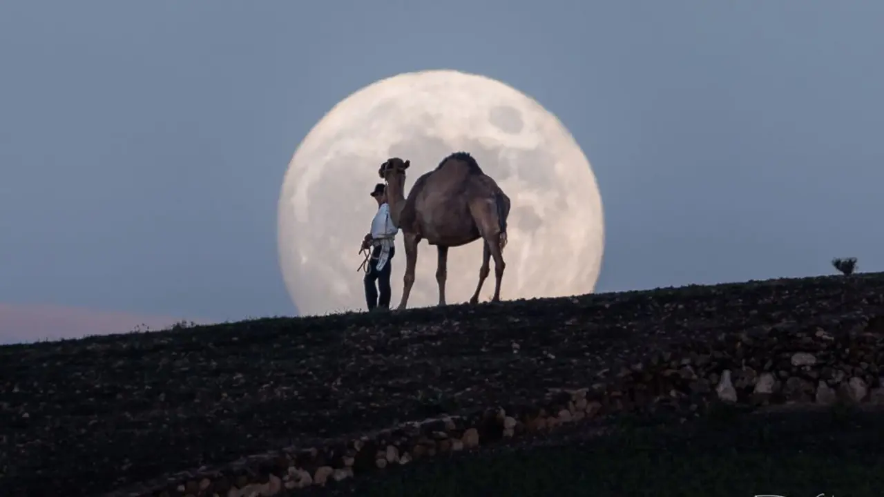 Fotografía de Rosa García con la luna como protagonista en Uga