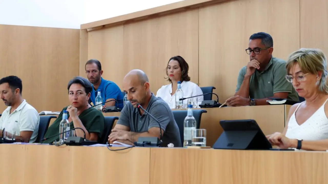 Celebración del pleno en el Ayuntamiento de Tías