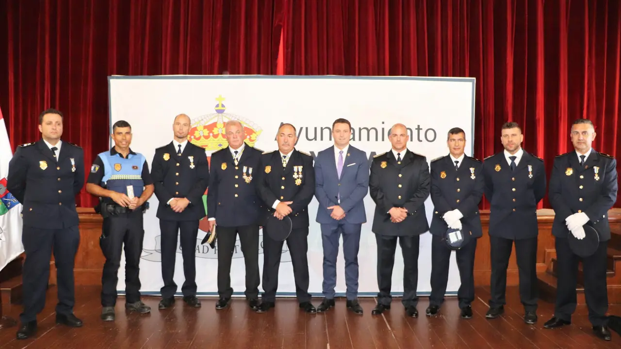 El alcalde con agentes distinguidos