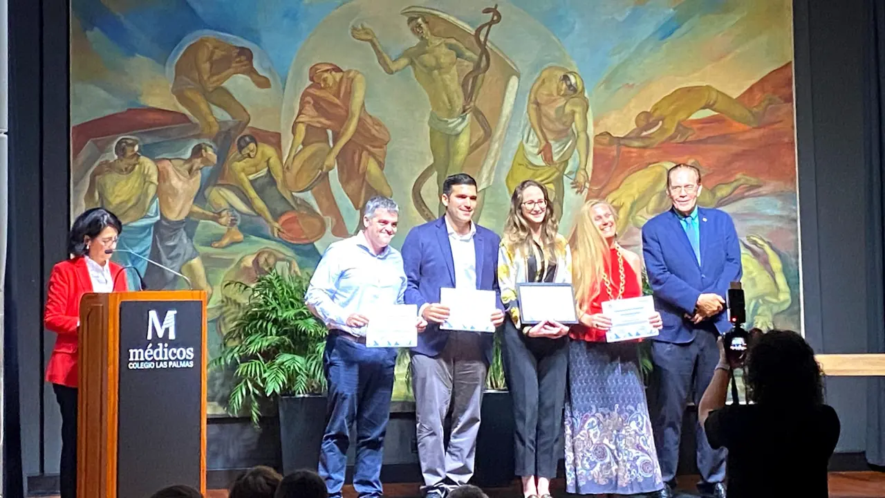 Entrega de premios del trabajo presentado por la médico