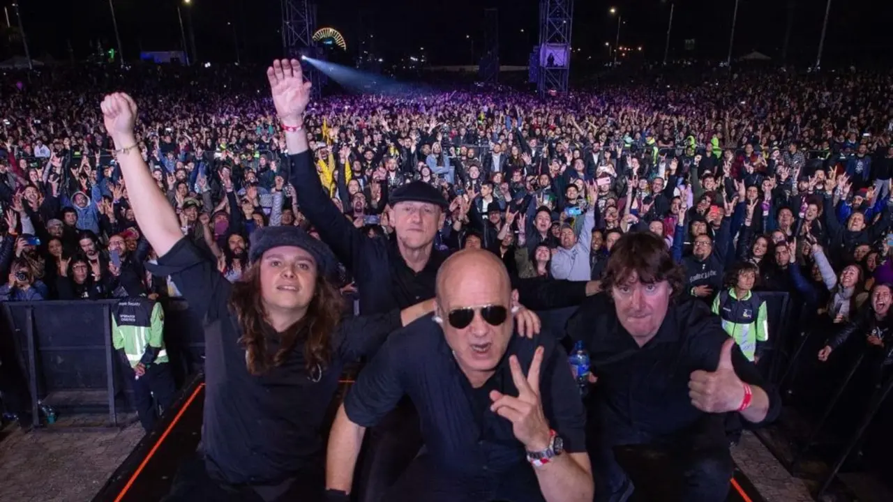 Grupo Ilegales en un concierto