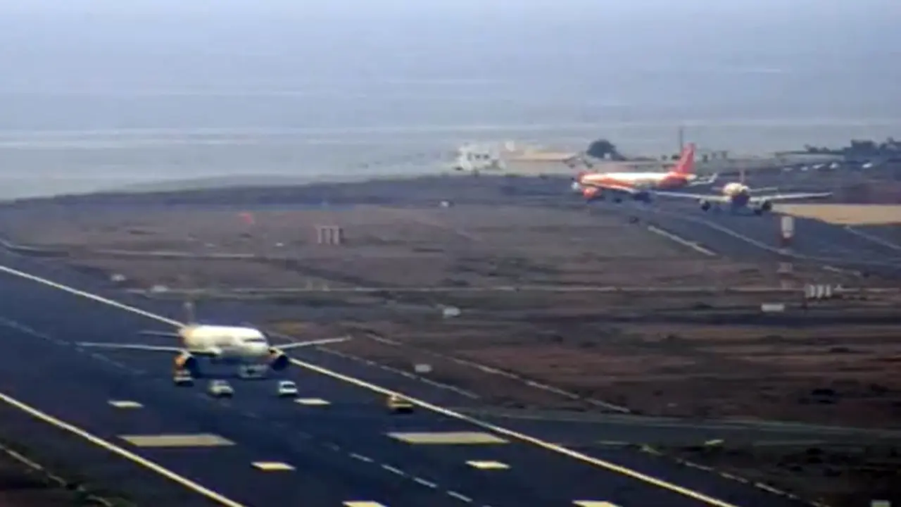 Momento en el que se logra remolcar al avi&oacute;n, con otras aeronaves aguardando turno. (FITI: captura de pantalla Lanzarote web cam)