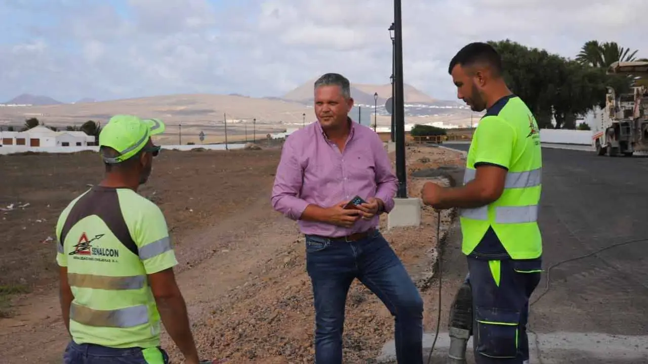Alfredo Mendoza y trabajadores en la carretera de Nazaret