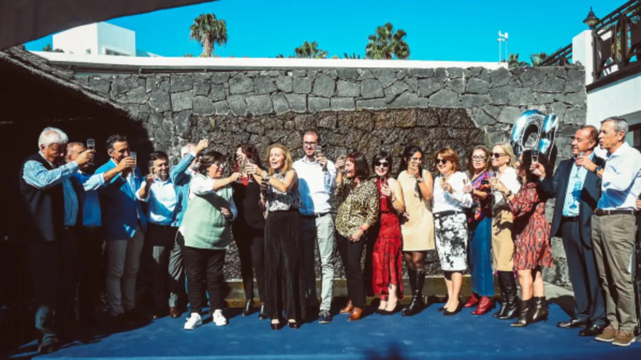 Miembros de la Federación Turística en el brindis navideño