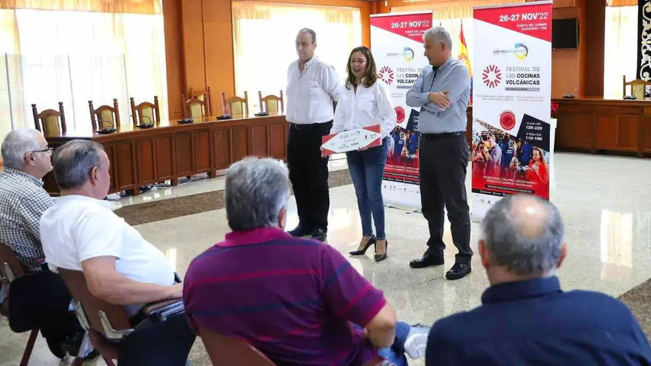 <p>&nbsp;El Festival de Cocinas Volc&aacute;nicas entrega el dinero recaudado a los clubes deportivos de T&iacute;as</p>
