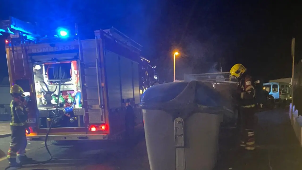 Los bomberos durante la extinción del fuego