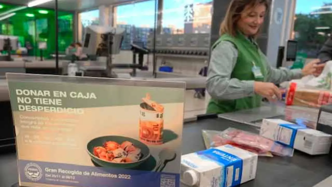 L&iacute;nea de caja en una tienda de Mercadona durante la Gran Recogida de Alimentos