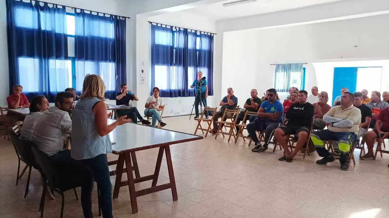 Encuentro Ayuntamiento y vecinos de La Graciosa