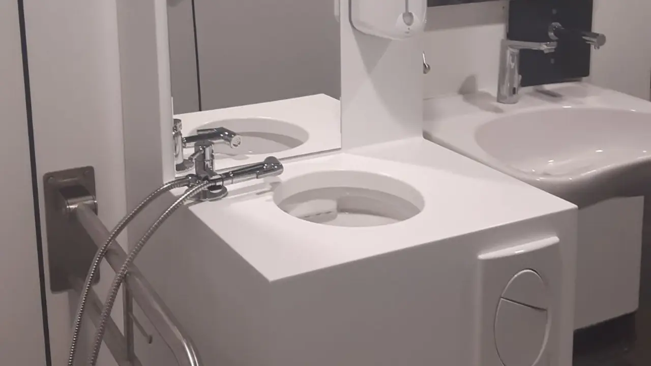 Baño para personas ostomizadas