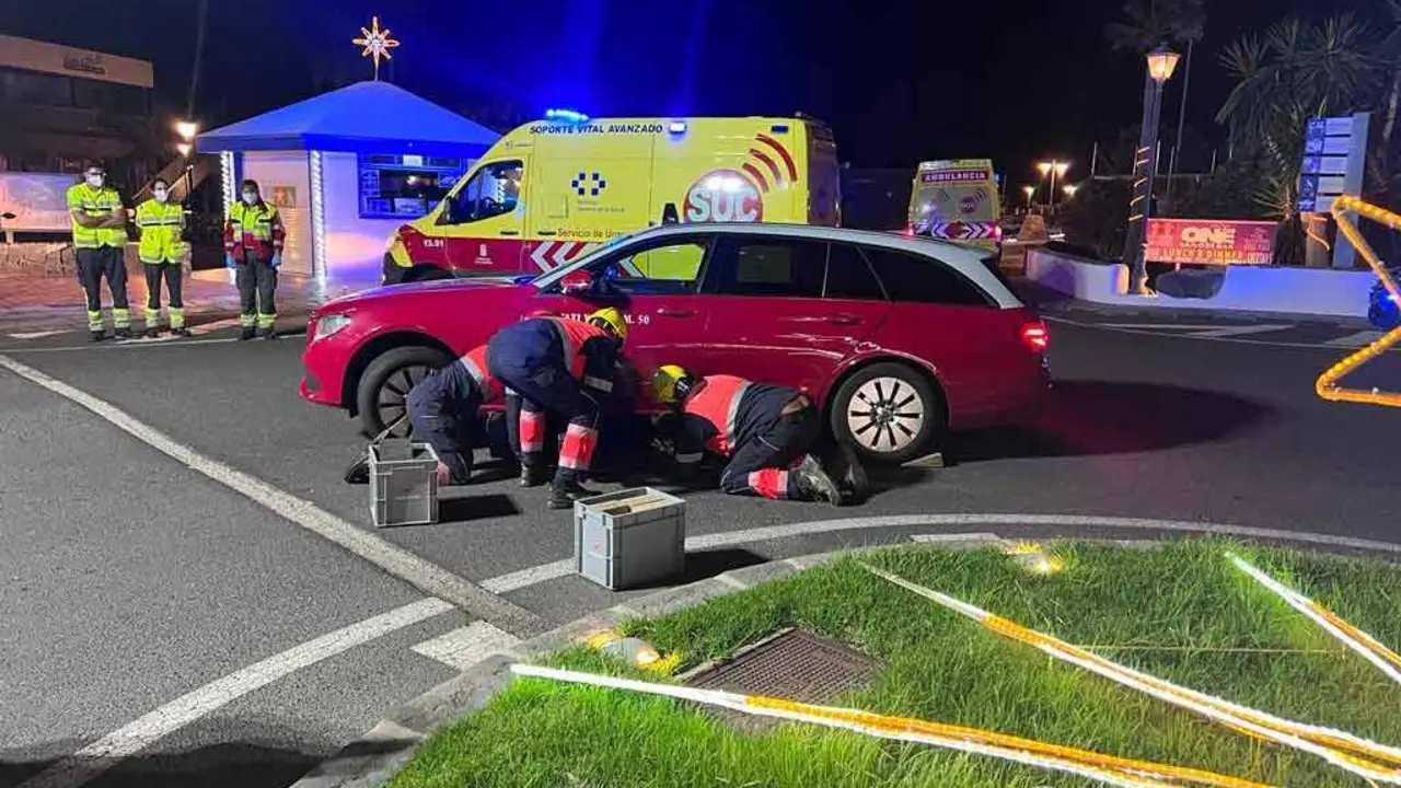Los bomberos intervienen en el atropello