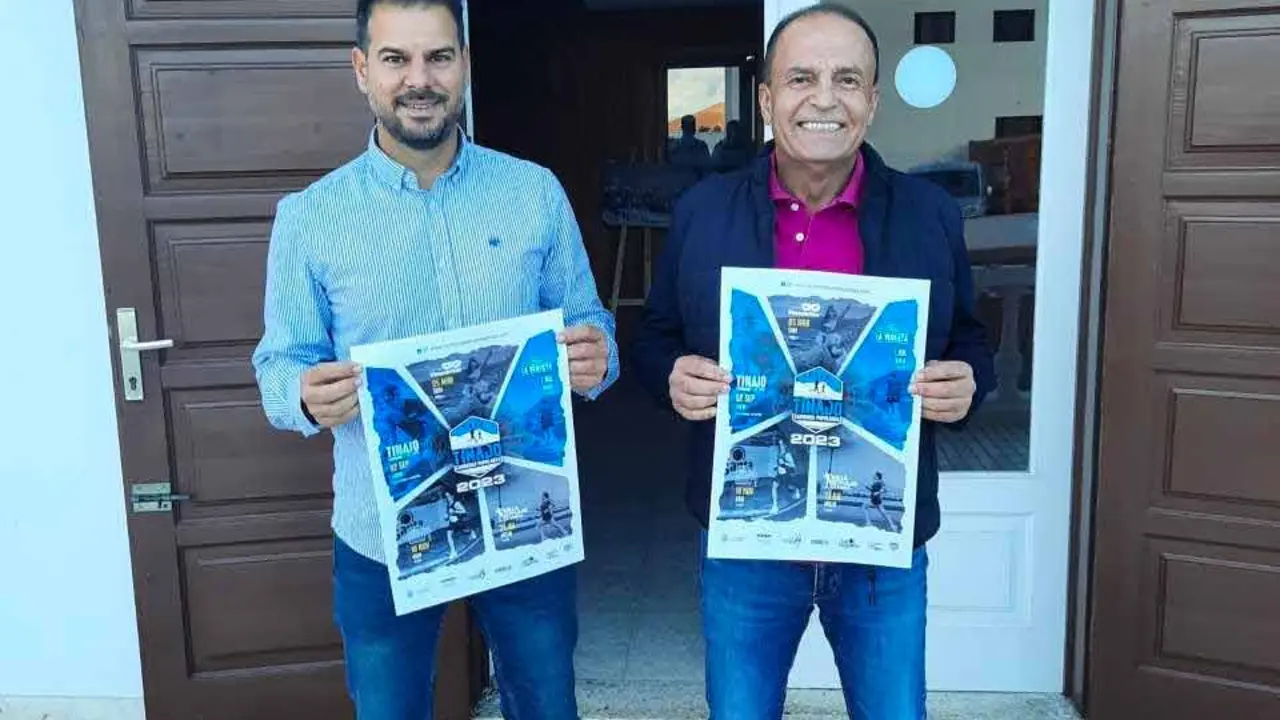 Alcalde y concejal con el cartel de la VI edición de la Copa de Carreras Populares de Tinajo