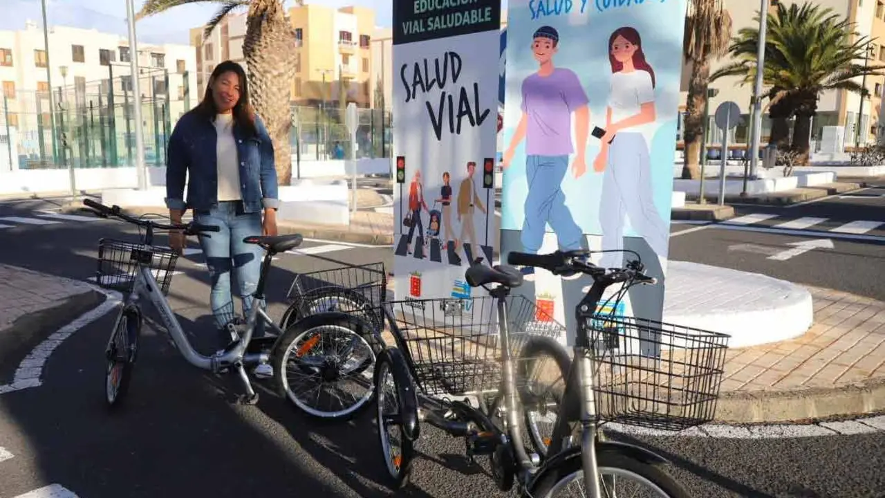 Consejera con los nuevos triciclos&nbsp;