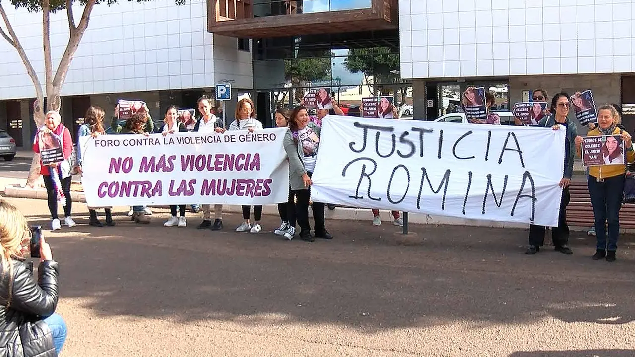 Concentración pidiendo justicia para Romina Celeste