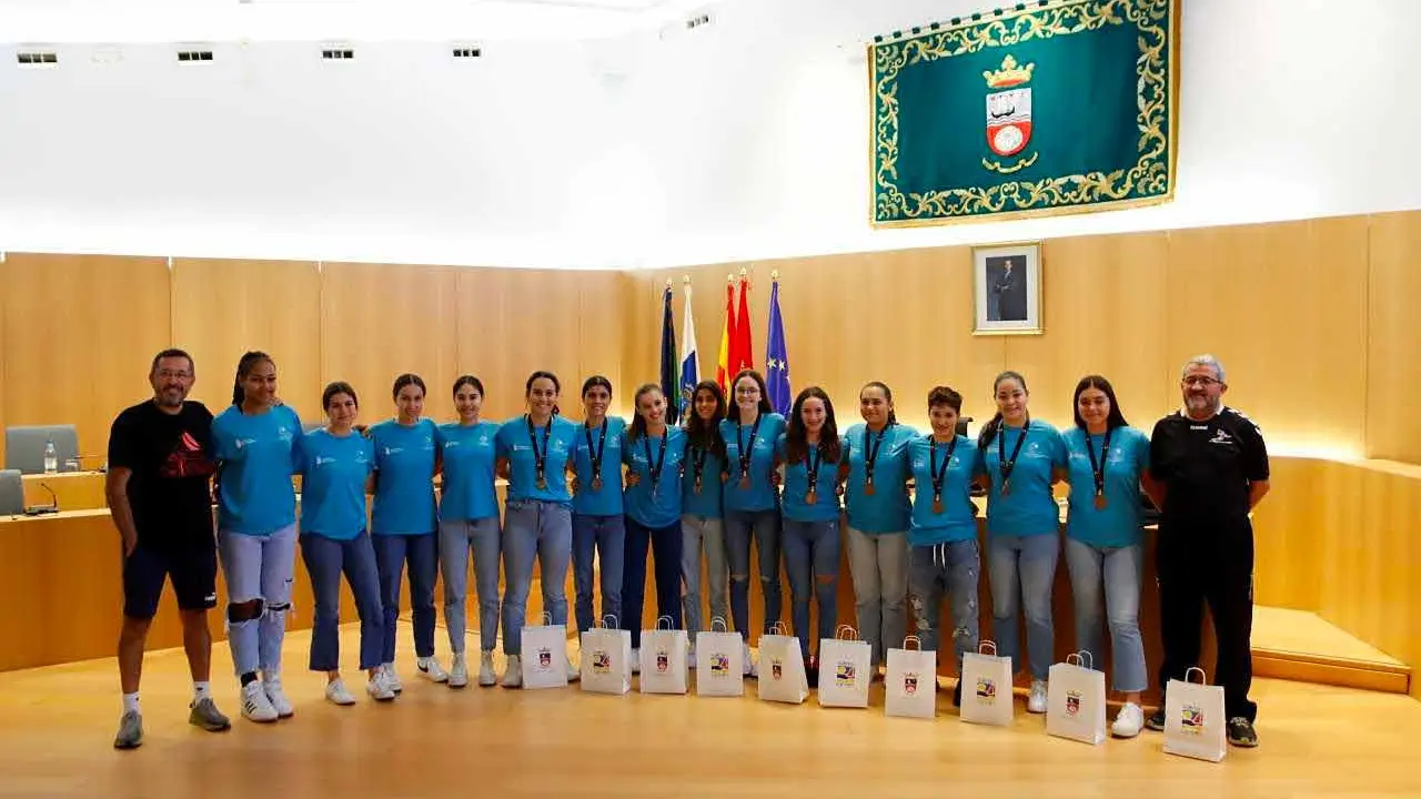 Reconocimiento a 13 jugadoras del CB Lanzarote Puerto del Carmen