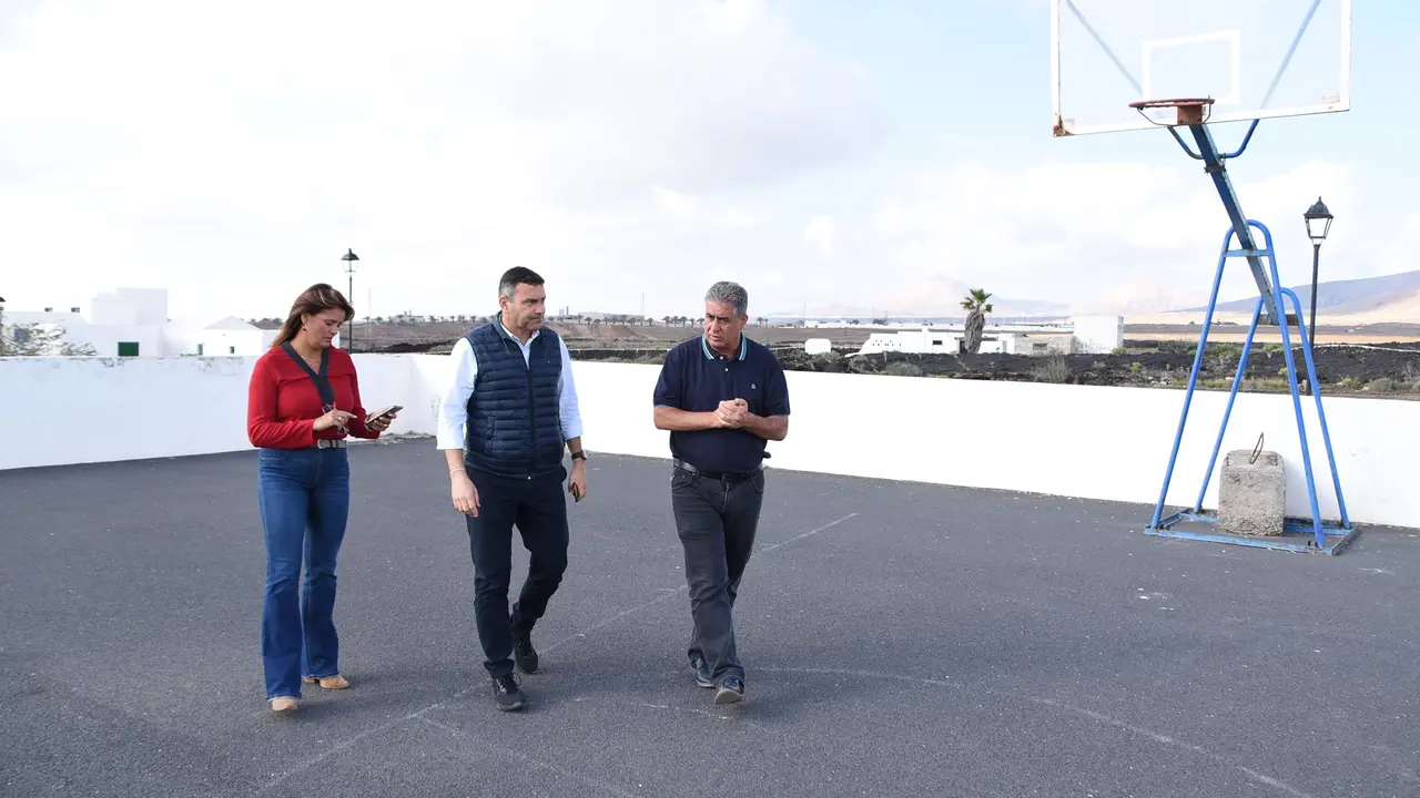 El alcalde de Teguise y dos concejales en una zona de ocio juvenil