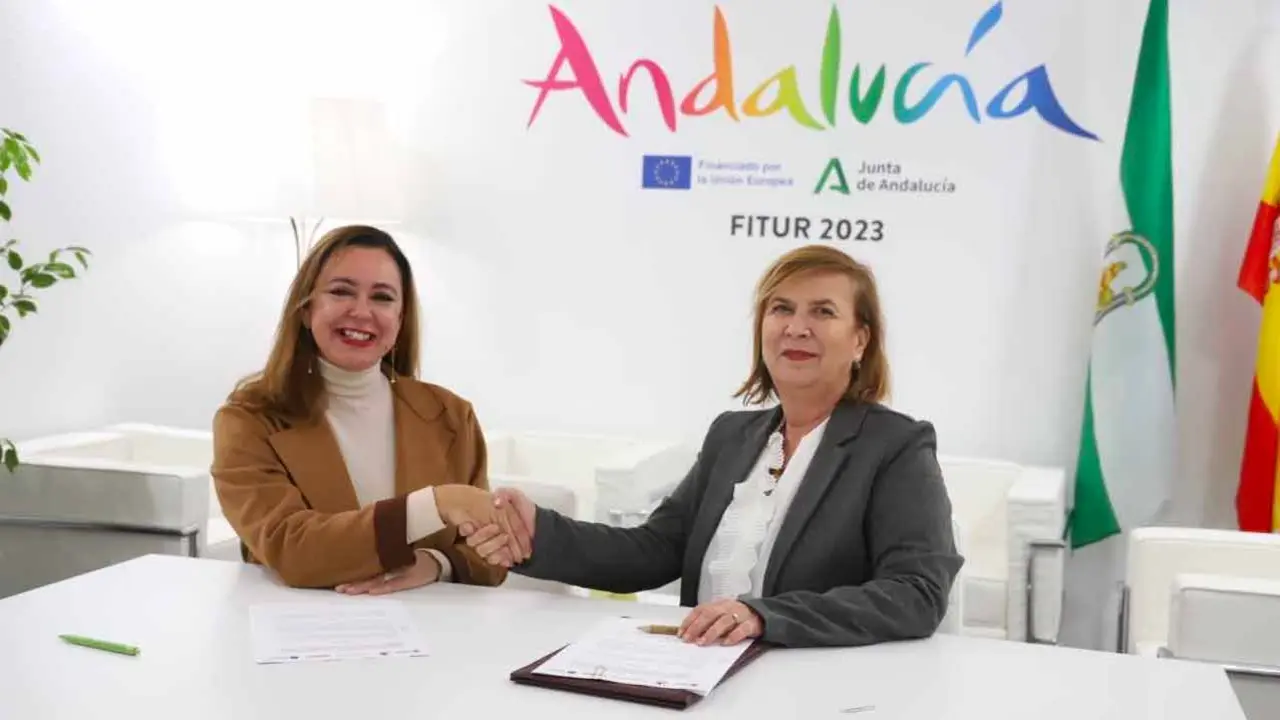 La presidenta del Cabildo de Lanzarote, Mar&iacute;a Dolores Corujo, y la presidenta de NECSTouR, Yolanda de Aguilar,