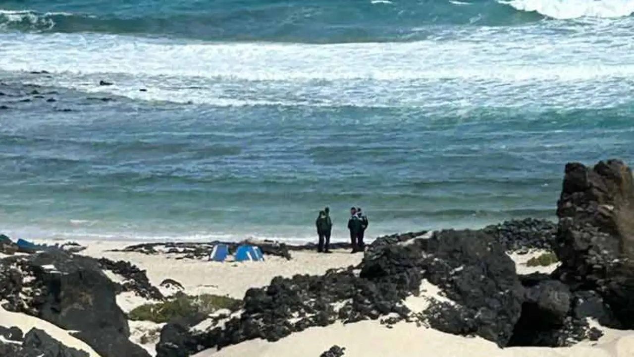 Efectivos de seguridad y emergencias este sábado en la zona donde encalló el velero