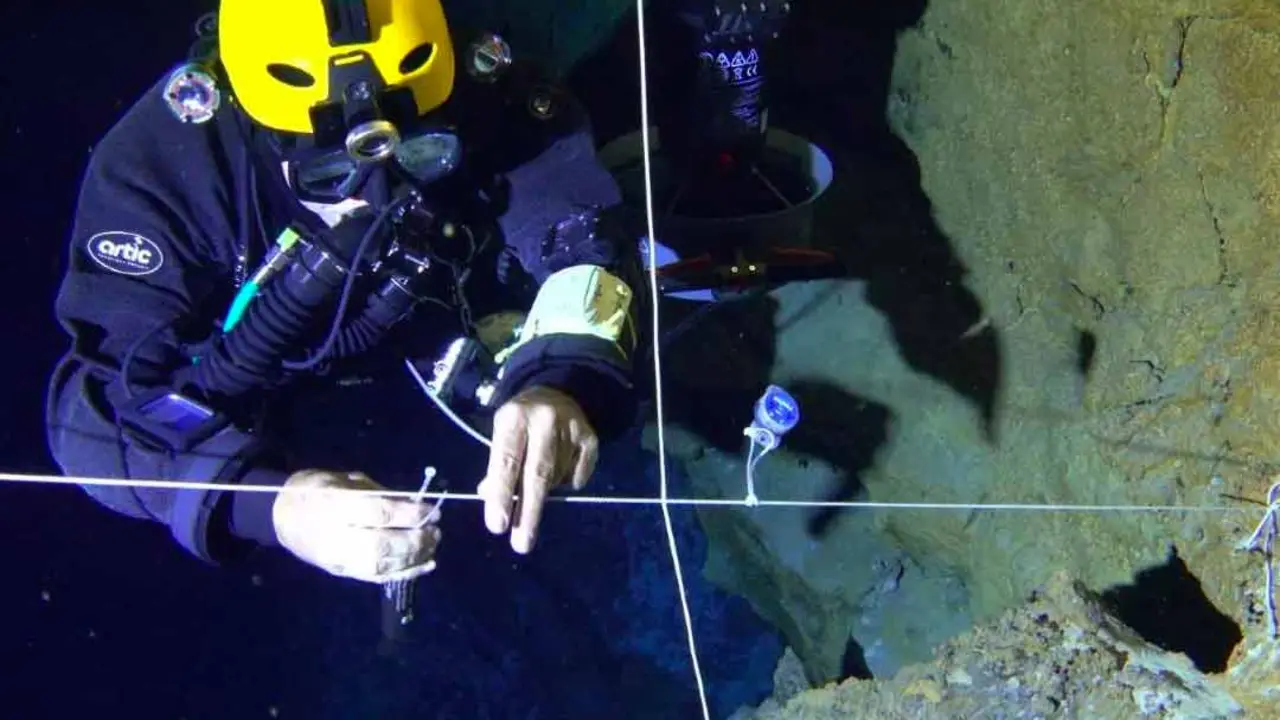 Foto: Equipo Proyecto Sublántida. UNED.Instalación de equipos durante la primera campaña de inmersiones
